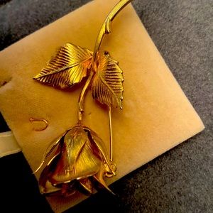 Beautiful gold long stem rose pin.